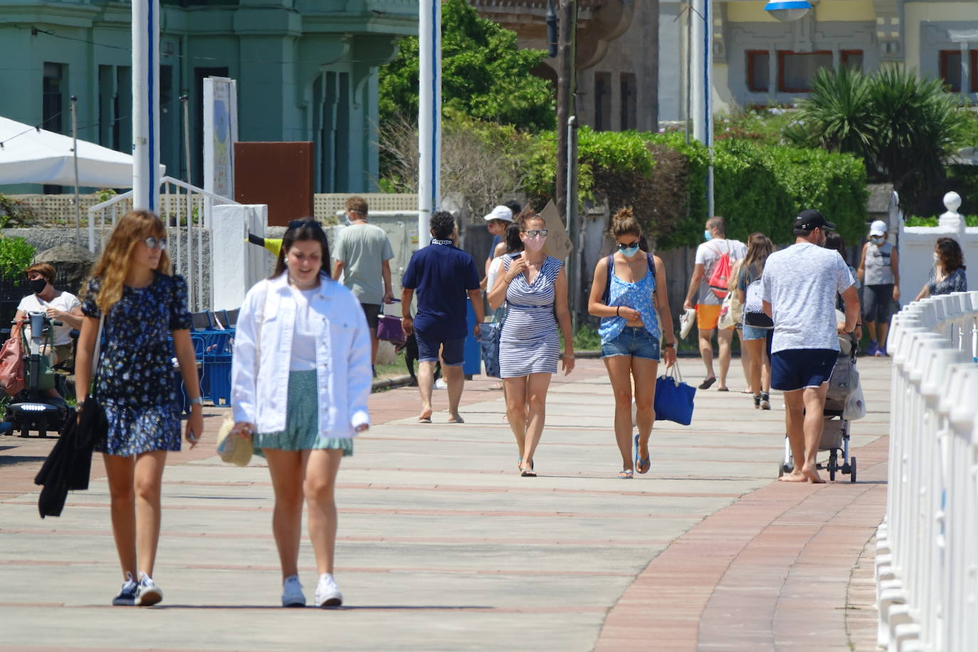 El calor que se ha instalado en la región ha llenado arenales y lugares turísticos de la región. Este clima favorable acompañará a los asturianos durante la próxima semana.