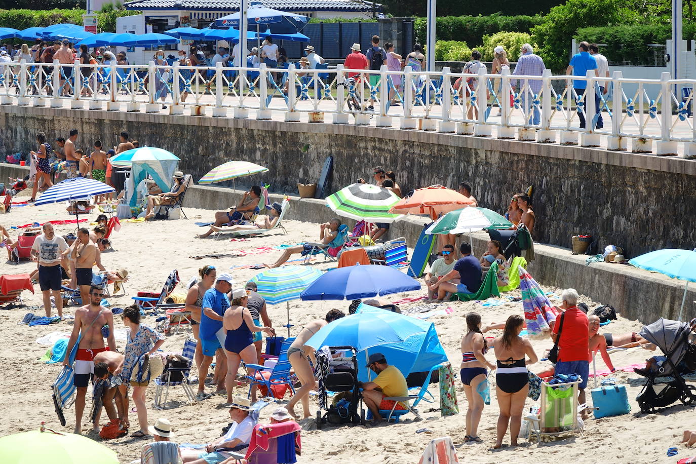 El calor que se ha instalado en la región ha llenado arenales y lugares turísticos de la región. Este clima favorable acompañará a los asturianos durante la próxima semana.