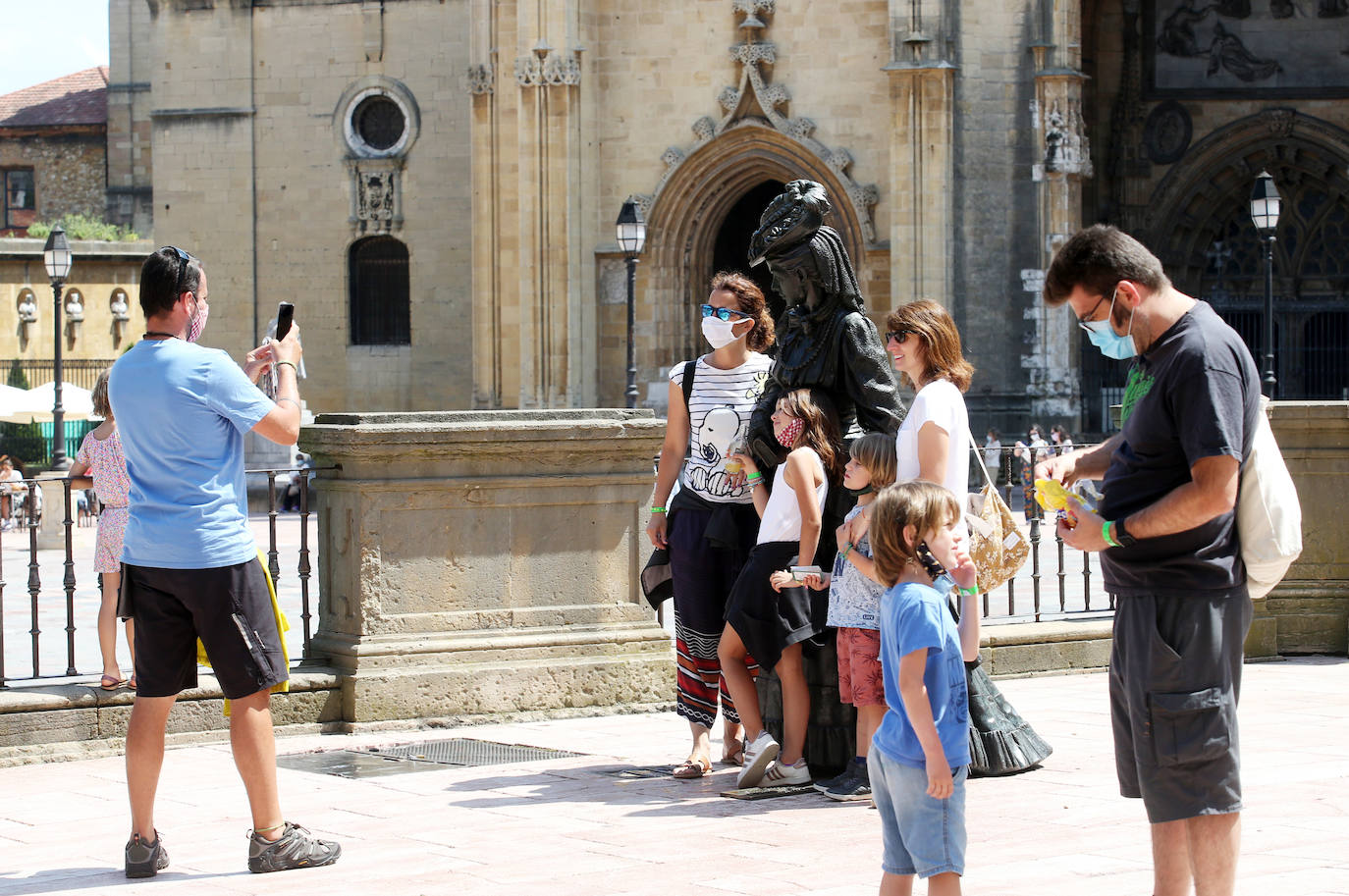 El calor que se ha instalado en la región ha llenado arenales y lugares turísticos de la región. Este clima favorable acompañará a los asturianos durante la próxima semana.