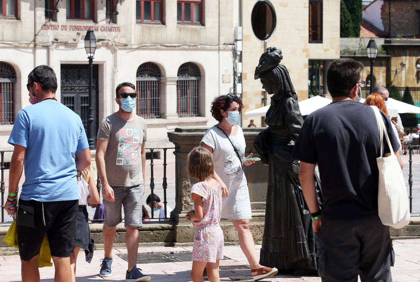 El calor que se ha instalado en la región ha llenado arenales y lugares turísticos de la región. Este clima favorable acompañará a los asturianos durante la próxima semana.