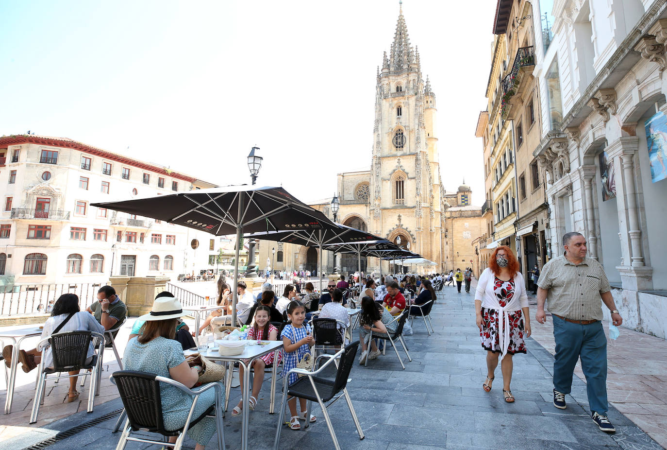El calor que se ha instalado en la región ha llenado arenales y lugares turísticos de la región. Este clima favorable acompañará a los asturianos durante la próxima semana.