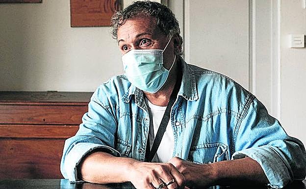 Gylmar dos Santos, con una incapacidad, ha pasado a depender totalmente de su pareja. omar antuña