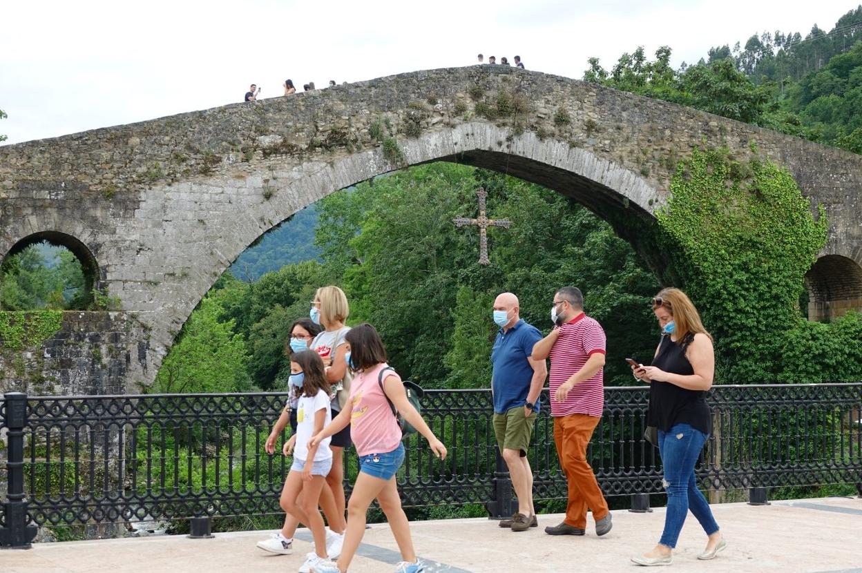 Un grupo de personas pasa por delante del Puente Romano en Cangas de Onís. Marián García, Marisa Elviro, Juan Carlos Armas, Christian Pulido, Priscila Alonso. Javier Garaña y Raúl Herrero en el puerto de Llanes. 