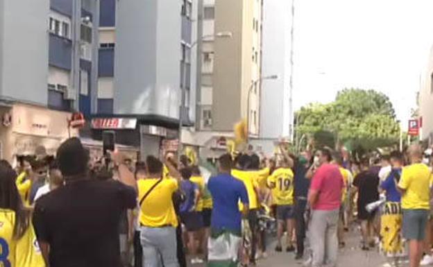 Aglomeraciones de aficionados del Cádiz antes del partido del Fuenlabrada