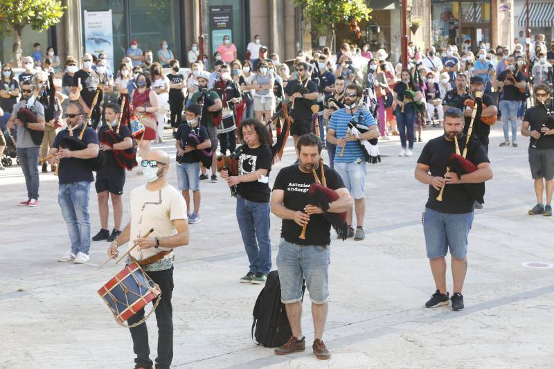 La plaza del Ayuntamiento maliayo acogió hoy, a las ocho de la tarde, una concentración de la Banda Gaitas Villaviciosa-El Gaitero en repulsa a las muertes violentas y en especial la de su compañero Javier Solares.