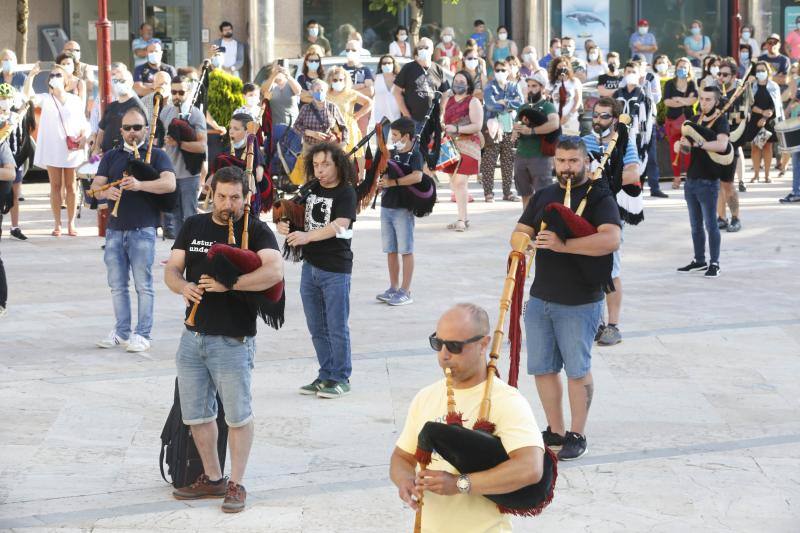 La plaza del Ayuntamiento maliayo acogió hoy, a las ocho de la tarde, una concentración de la Banda Gaitas Villaviciosa-El Gaitero en repulsa a las muertes violentas y en especial la de su compañero Javier Solares.