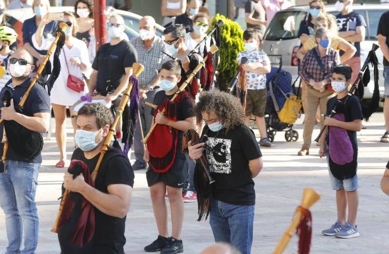 La plaza del Ayuntamiento maliayo acogió hoy, a las ocho de la tarde, una concentración de la Banda Gaitas Villaviciosa-El Gaitero en repulsa a las muertes violentas y en especial la de su compañero Javier Solares.