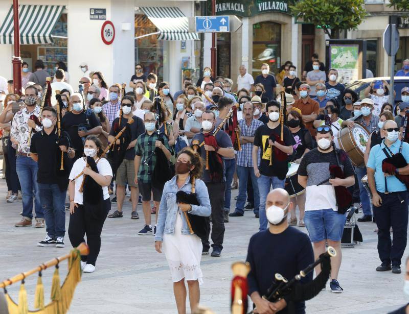 La plaza del Ayuntamiento maliayo acogió hoy, a las ocho de la tarde, una concentración de la Banda Gaitas Villaviciosa-El Gaitero en repulsa a las muertes violentas y en especial la de su compañero Javier Solares.