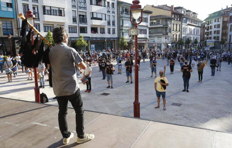 La plaza del Ayuntamiento maliayo acogió hoy, a las ocho de la tarde, una concentración de la Banda Gaitas Villaviciosa-El Gaitero en repulsa a las muertes violentas y en especial la de su compañero Javier Solares.