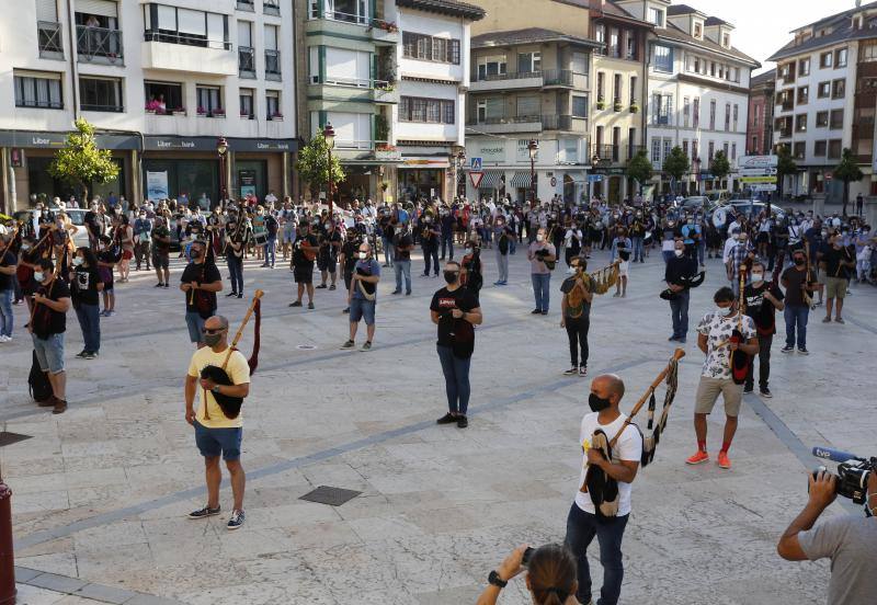 La plaza del Ayuntamiento maliayo acogió hoy, a las ocho de la tarde, una concentración de la Banda Gaitas Villaviciosa-El Gaitero en repulsa a las muertes violentas y en especial la de su compañero Javier Solares.