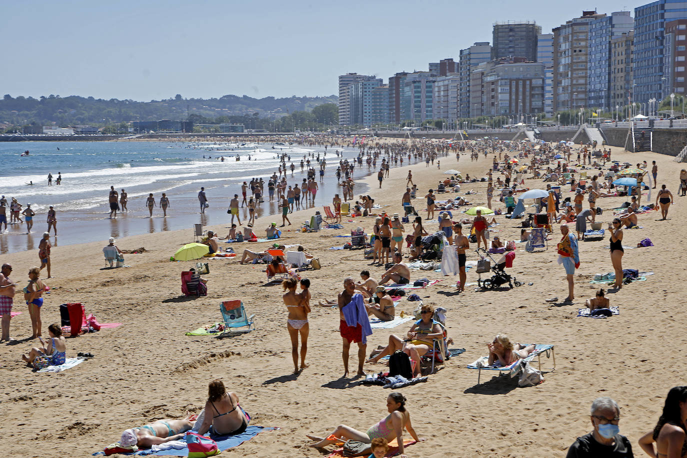 El buen tiempo en la ciudad ha hecho que el arenal registre una muy buena ocupación