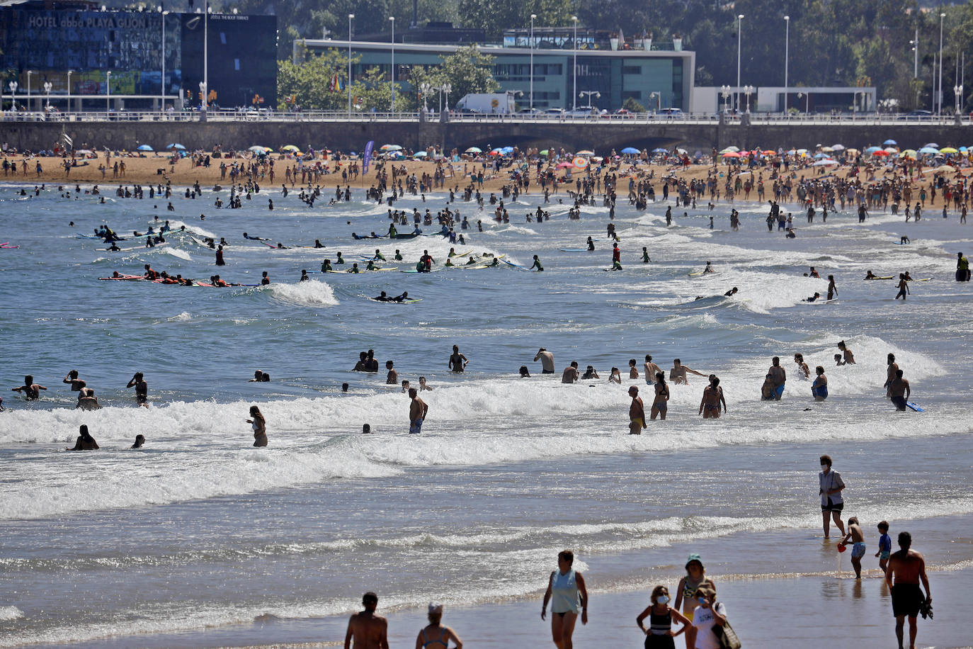 El buen tiempo en la ciudad ha hecho que el arenal registre una muy buena ocupación