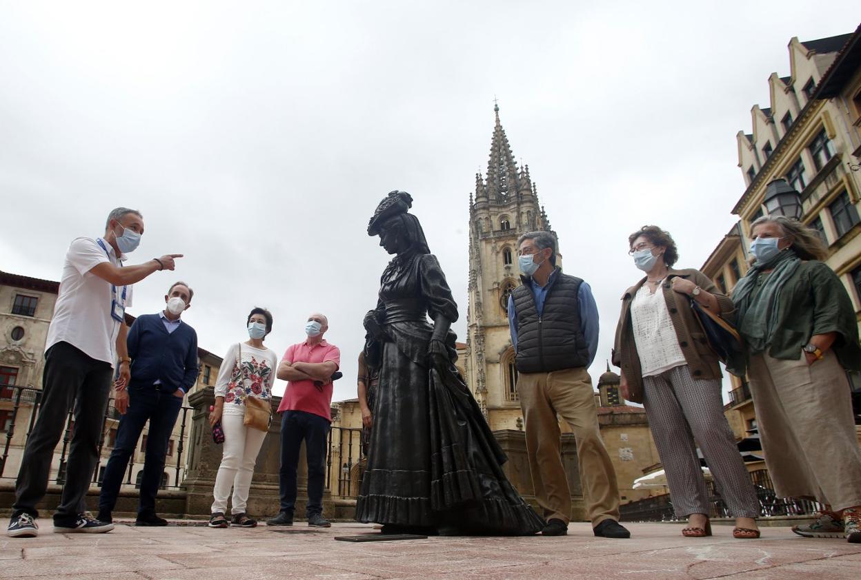 El guía turístico acreditado David Estévez, muestra el Oviedo histórico de La Regenta a un grupo de turistas nacionales. La Asociación de Amigos del Museo de Bellas Artes organiza visitas semanales a la pinacoteca. Los visitantes a la exposición de Orlando Pelayo. 