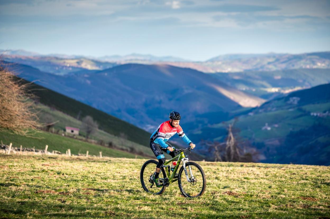 Un ciclista se entrena en las montañas canguesas. 
