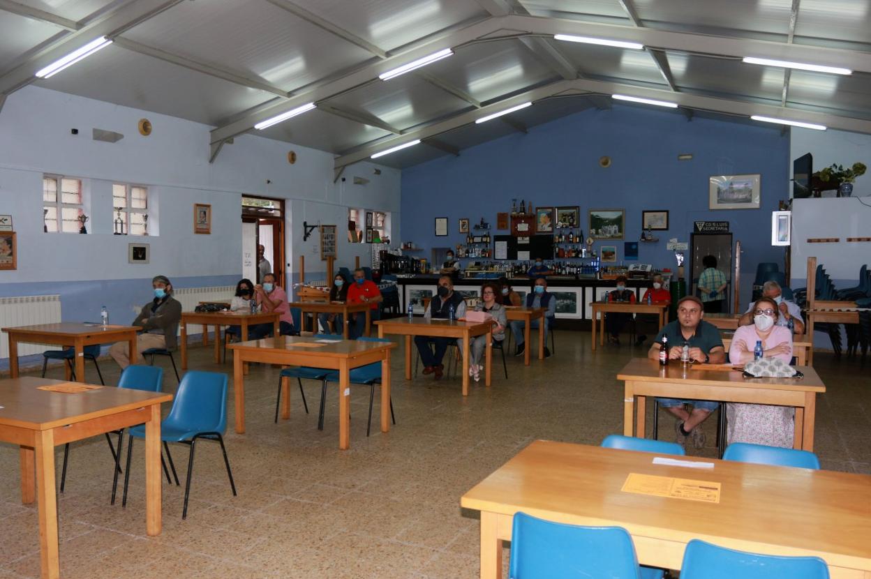 Los cantantes y sus acompañantes tenían asignada una mesa para seguir la cuarta final. 