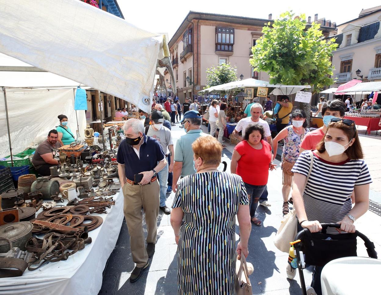 Pedro Fernández, en su puesto de flores en El Fontán.Antonio Romero, presidente de los comerciantes.Clientes ayer en el mercado al aire libre de El Fontán. Inspeccioando el género en un puesto de calzado.