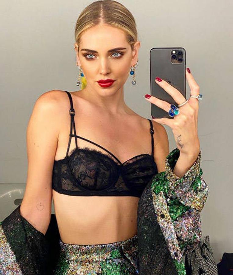 La modelo e influencer Chiara Ferragni opta por combinarlas con su tono de labial en rojo pasión.