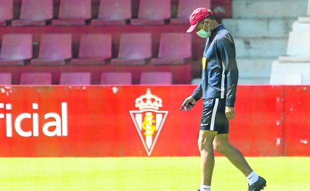 Djukic, en Mareo, con Javier Fernández, Javi Rico y Noé Calleja presenciando el entrenamiento desde la grada del campo número 1. paloma ucha