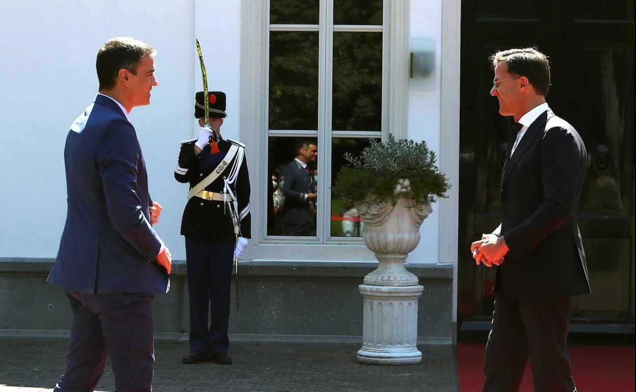 Mark Rutte recibe a Pedro Sánchez en su residencia oficial de La Haya.