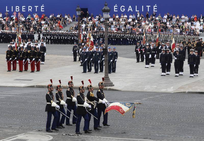 El Día de Francia, que se celebra cada 14 de julio para conmemorar el asalto de la fortaleza de la Bastilla en 1789, ha servido este año para rendir homenaje a los sanitarios que han luchado contra el coronavirus. Al finalizar el desfile militar, que en esta ocasión ha contado con menos de la mitad de efectivos que de costumbre, el personal sanitario, vestido con batas blancas, se unió a las filas mientras se desplegaba una inmensa bandera azul blanca y roja y sonaba el himno nacional, la Marsellesa.