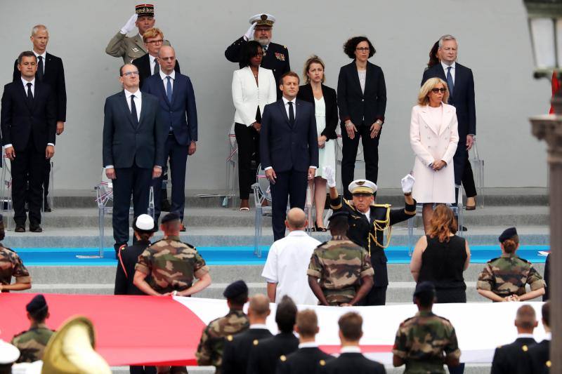 El Día de Francia, que se celebra cada 14 de julio para conmemorar el asalto de la fortaleza de la Bastilla en 1789, ha servido este año para rendir homenaje a los sanitarios que han luchado contra el coronavirus. Al finalizar el desfile militar, que en esta ocasión ha contado con menos de la mitad de efectivos que de costumbre, el personal sanitario, vestido con batas blancas, se unió a las filas mientras se desplegaba una inmensa bandera azul blanca y roja y sonaba el himno nacional, la Marsellesa.