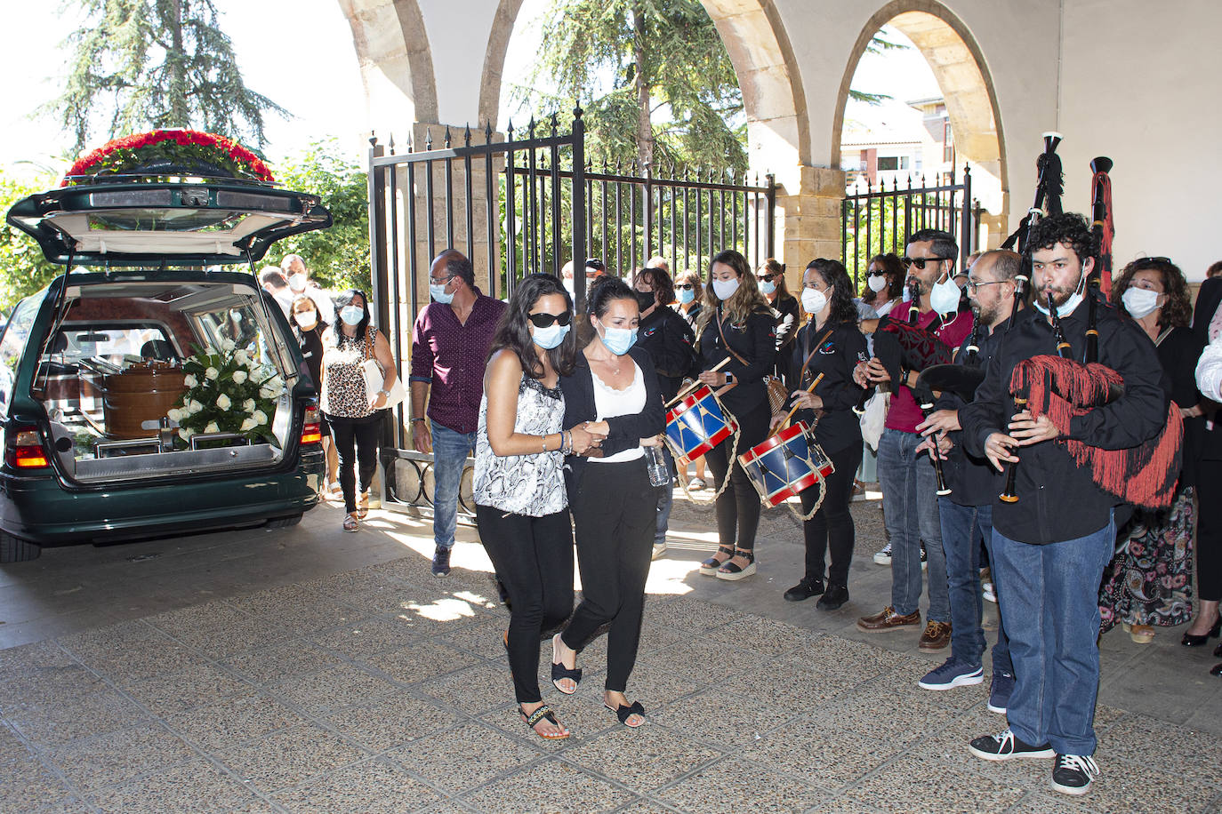 Las gaitas han vuelto a sonar con fuerza en Villaviciosa en honor de Xavi. Ha sido durante su funeral, y en medio de dolor de familiares y amigos que han acudido a darle el último adiós.