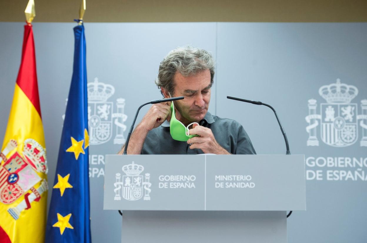 Fernando Simón, quitándose la mascarilla antes de su intervención de ayer. 
