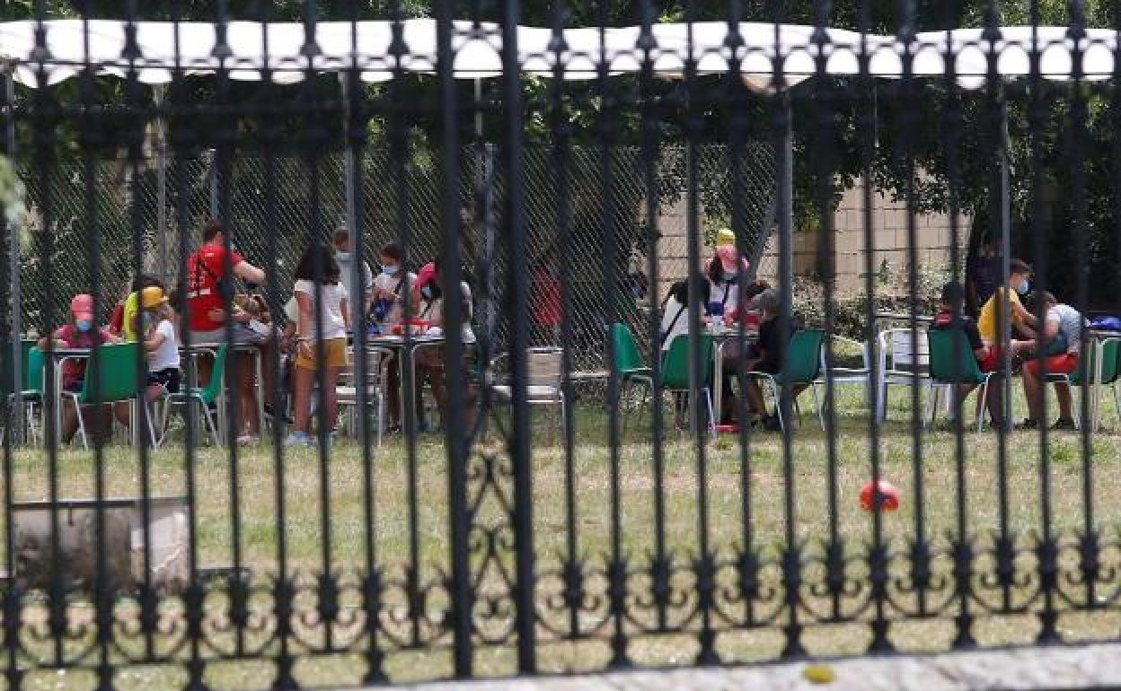 Parte de los niños participantes en el campamento de Salduero permanecían en las instalaciones a la espera de ser recogidos por sus familias.