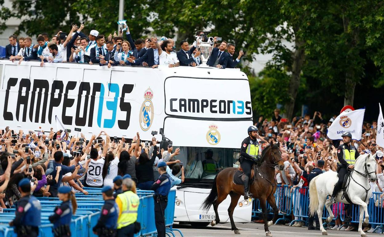 Llegada del autobús del Real Madrid a la Plaza de Cibeles tras ganar la Champions en 2018. 