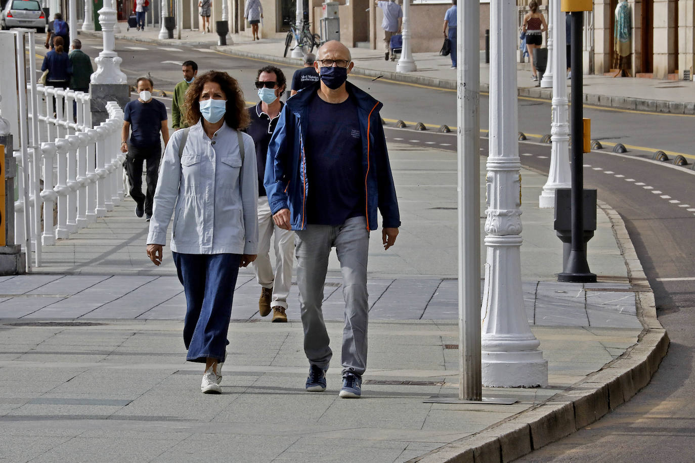 Tras aprobarse la obligatoriedad del uso de la mascarilla, los asturianos han salido a la calle concienciados, cumpliendo con la normativa. Policías locales vigilan, no obstante, posibles incumplimientos.