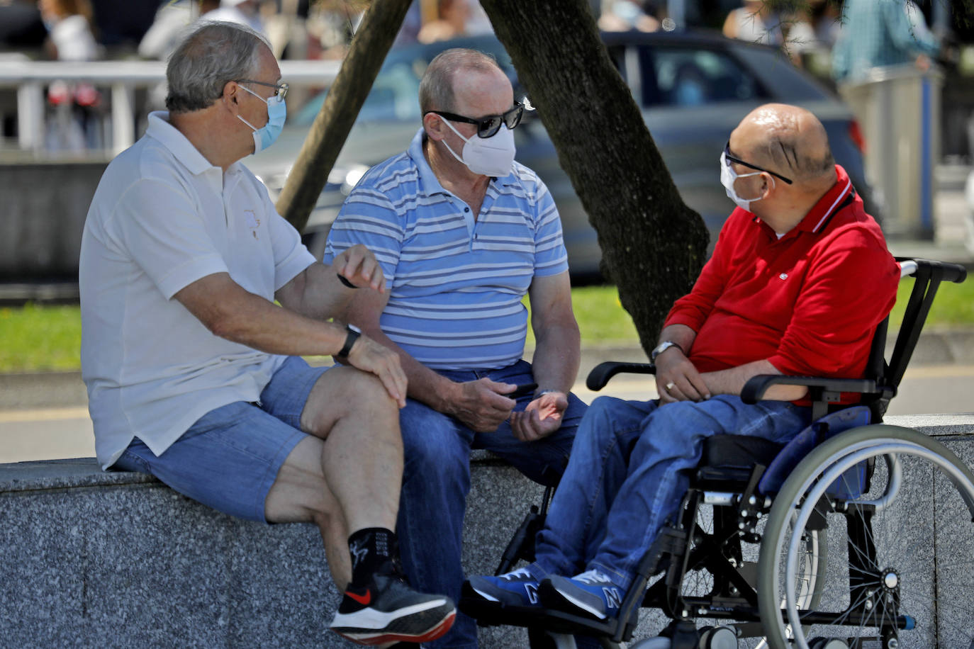 Tras aprobarse la obligatoriedad del uso de la mascarilla, los asturianos han salido a la calle concienciados, cumpliendo con la normativa. Policías locales vigilan, no obstante, posibles incumplimientos.