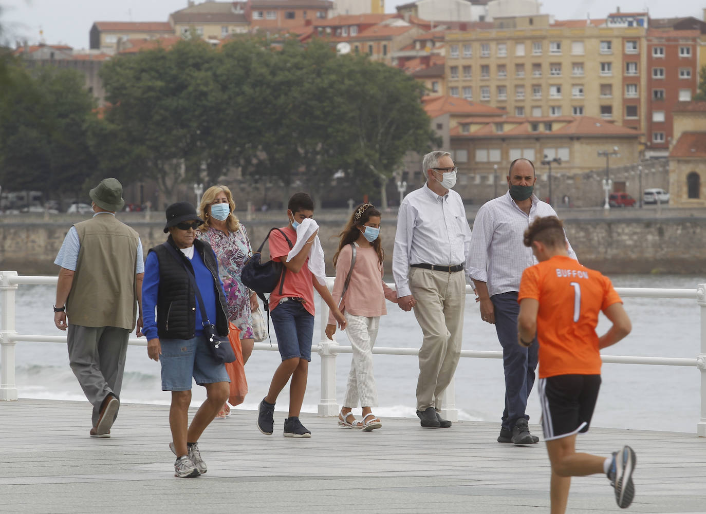 Tras aprobarse la obligatoriedad del uso de la mascarilla, los asturianos han salido a la calle concienciados, cumpliendo con la normativa. Policías locales vigilan, no obstante, posibles incumplimientos.