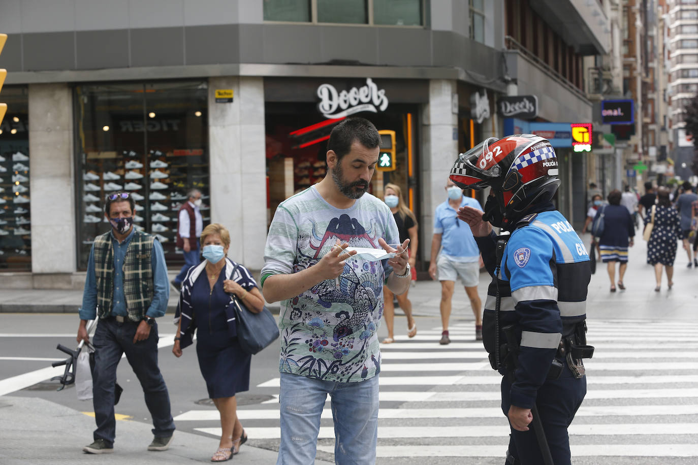 Tras aprobarse la obligatoriedad del uso de la mascarilla, los asturianos han salido a la calle concienciados, cumpliendo con la normativa. Policías locales vigilan, no obstante, posibles incumplimientos.