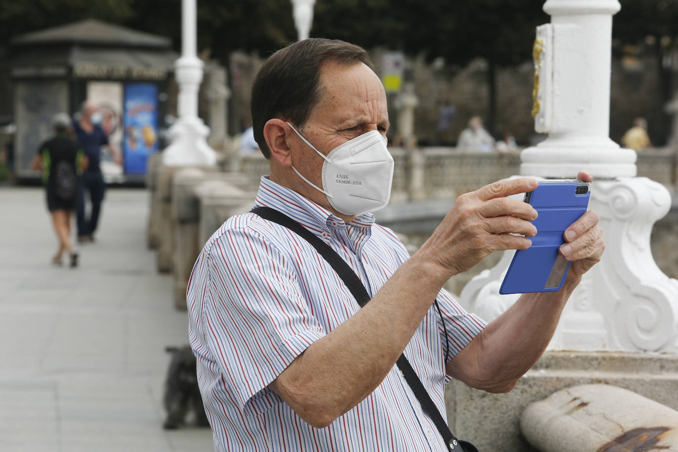 Tras aprobarse la obligatoriedad del uso de la mascarilla, los asturianos han salido a la calle concienciados, cumpliendo con la normativa. Policías locales vigilan, no obstante, posibles incumplimientos.