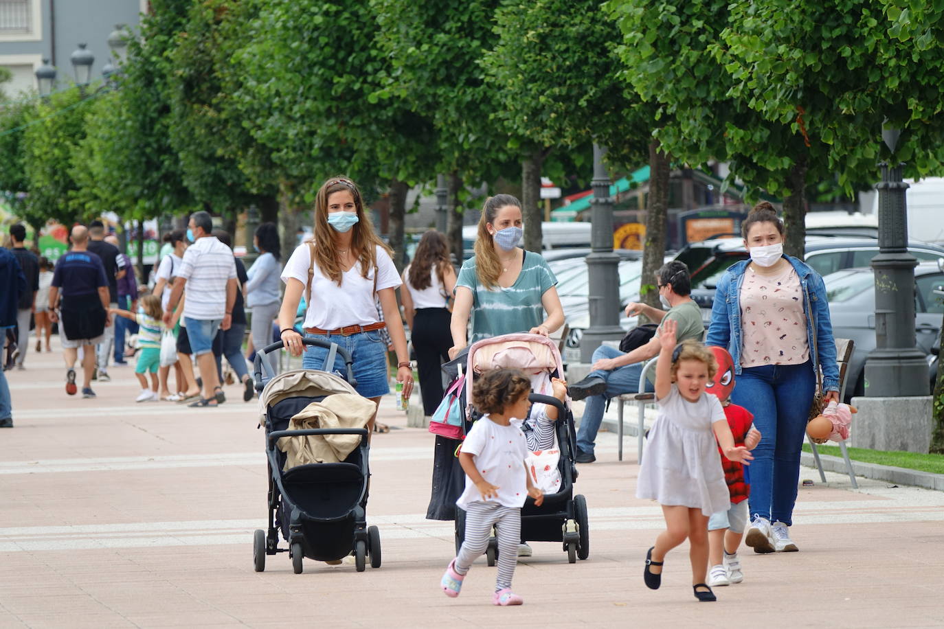 Tras aprobarse la obligatoriedad del uso de la mascarilla, los asturianos han salido a la calle concienciados, cumpliendo con la normativa. Policías locales vigilan, no obstante, posibles incumplimientos.