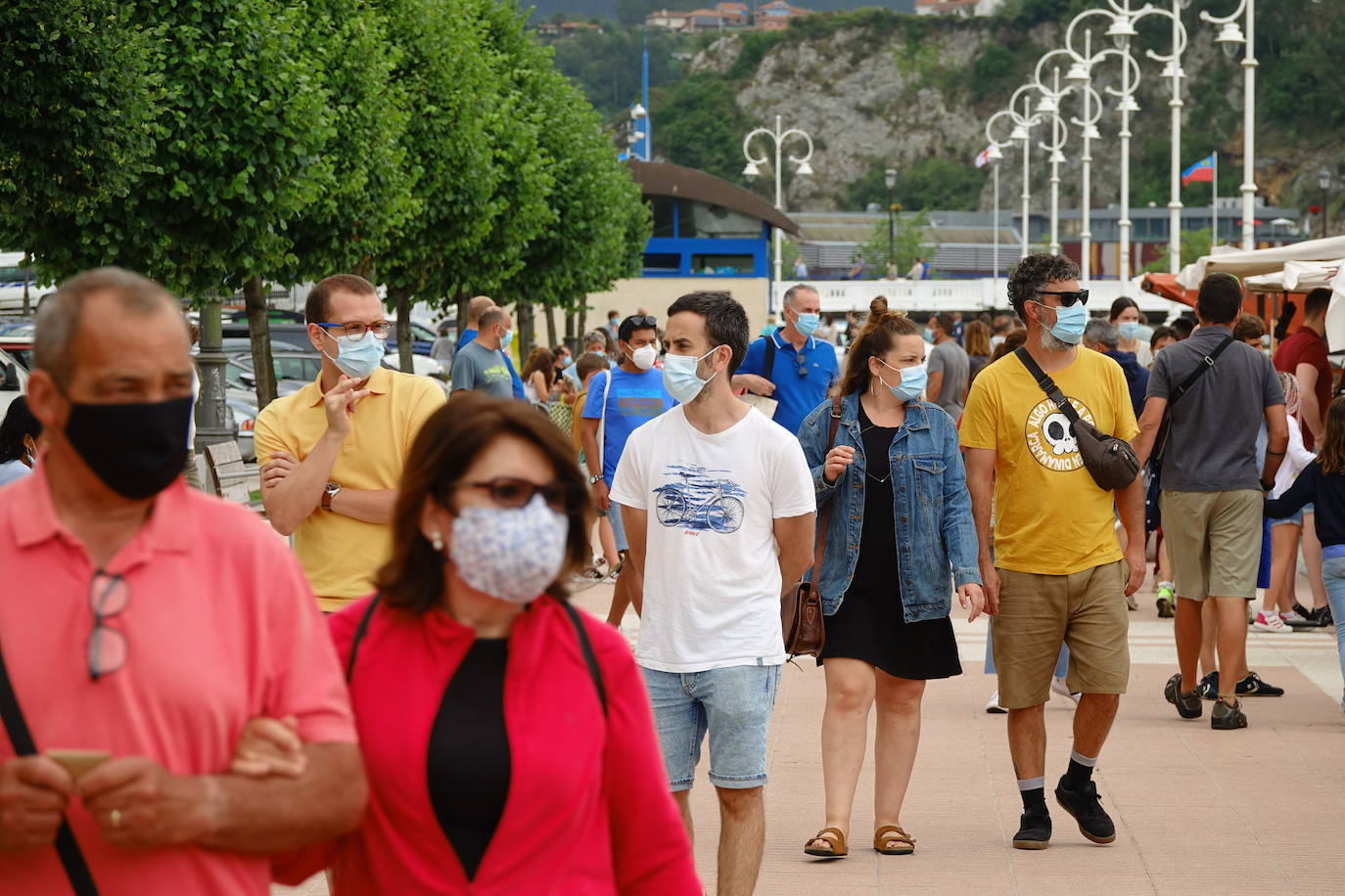 Tras aprobarse la obligatoriedad del uso de la mascarilla, los asturianos han salido a la calle concienciados, cumpliendo con la normativa. Policías locales vigilan, no obstante, posibles incumplimientos.