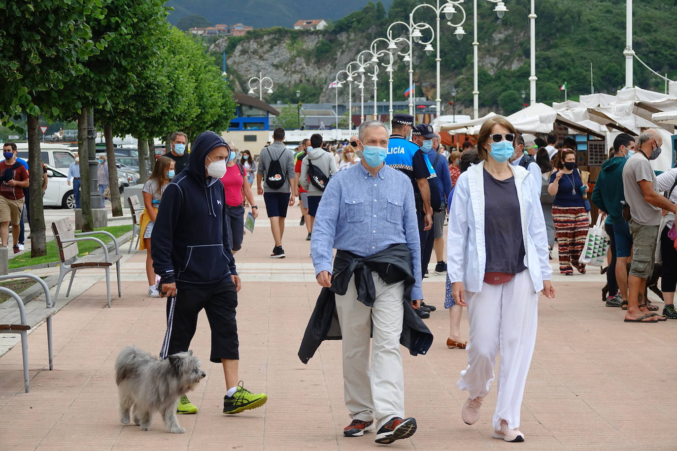 Tras aprobarse la obligatoriedad del uso de la mascarilla, los asturianos han salido a la calle concienciados, cumpliendo con la normativa. Policías locales vigilan, no obstante, posibles incumplimientos.