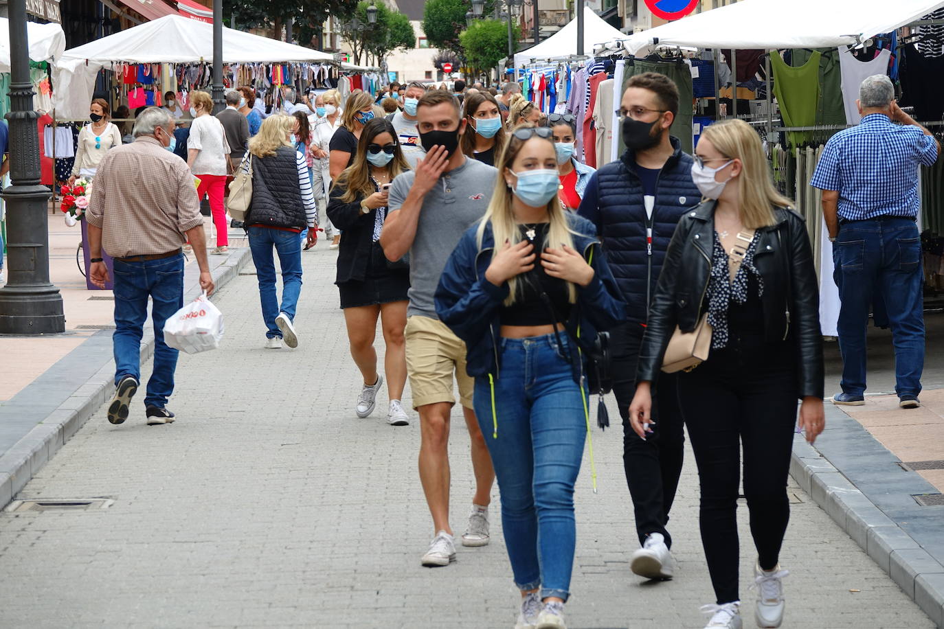 Tras aprobarse la obligatoriedad del uso de la mascarilla, los asturianos han salido a la calle concienciados, cumpliendo con la normativa. Policías locales vigilan, no obstante, posibles incumplimientos.