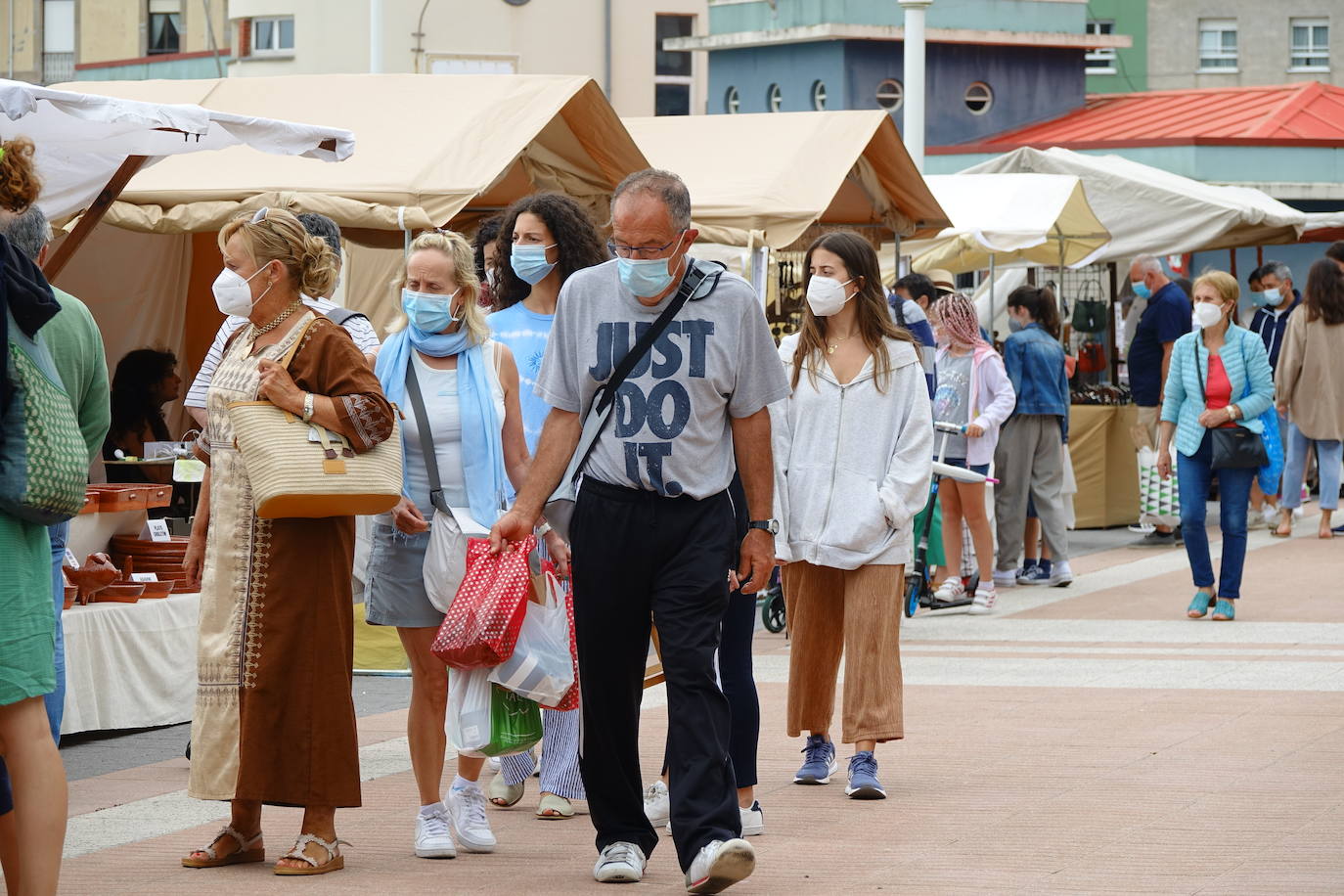 Tras aprobarse la obligatoriedad del uso de la mascarilla, los asturianos han salido a la calle concienciados, cumpliendo con la normativa. Policías locales vigilan, no obstante, posibles incumplimientos.