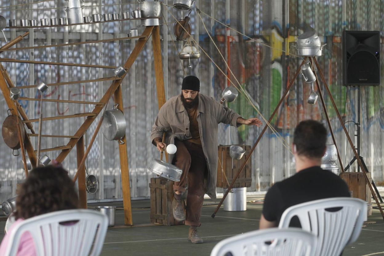 Federico Menini, de la Compañia Fetido, durante su espectáculo 'Oyun' de artes circenses en el colegio Los Pericones. 