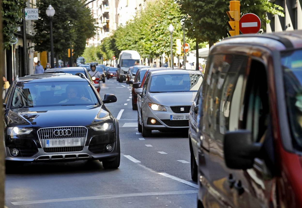 Tráfico denso en la tarde de ayer en la avenida de la Costa. 