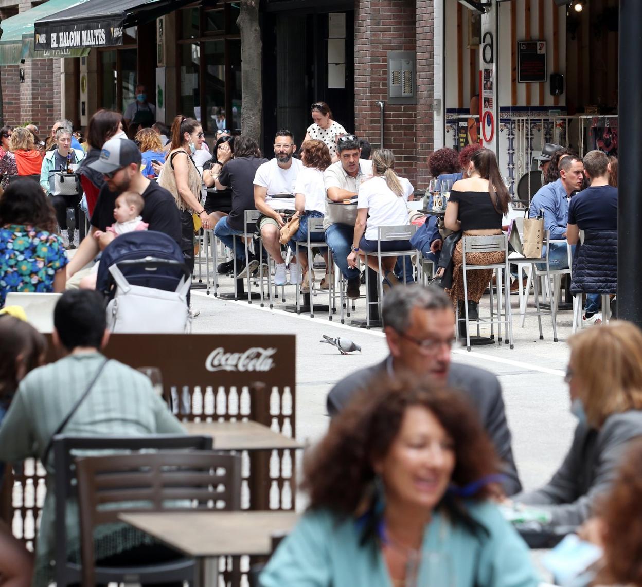 El Ayuntamiento permitió ampliar las terrazas de la popular Ruta de los Vinos . 