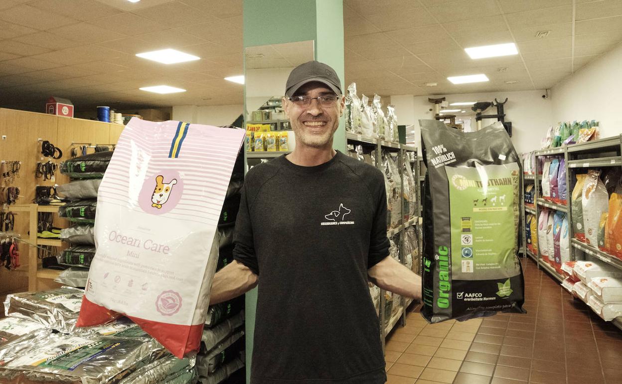 Alfonso Solís, en su tienda especializada en animales