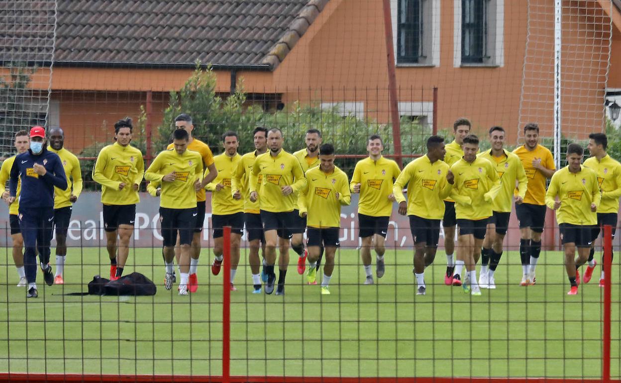 Los jugadores rojiblancos, durante el entrenamiento.