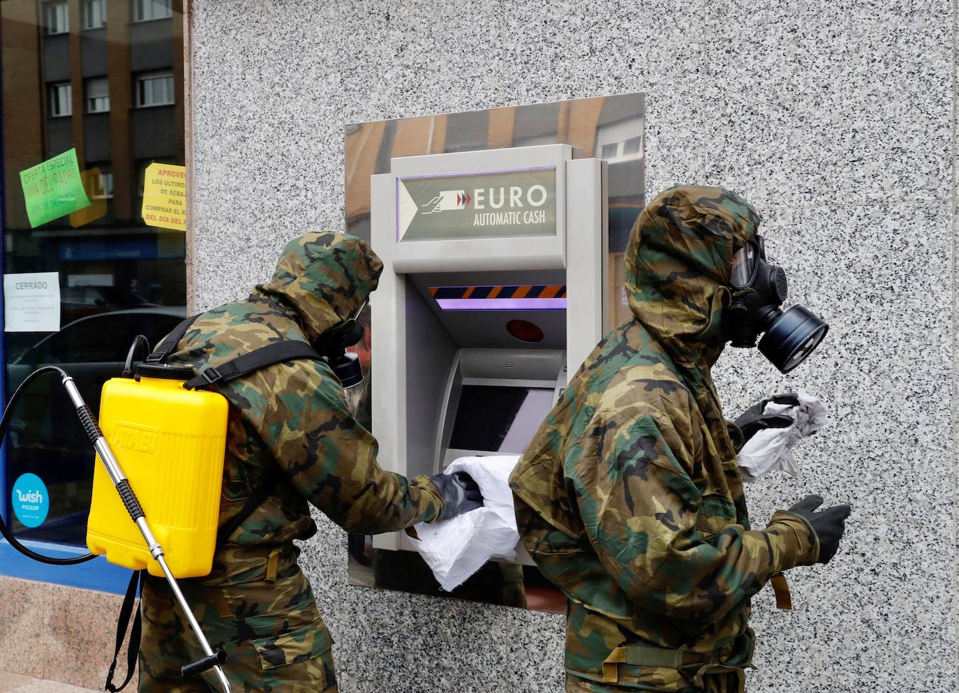 Miembros del Ejército de Tierra, desinfectando un cajero. 