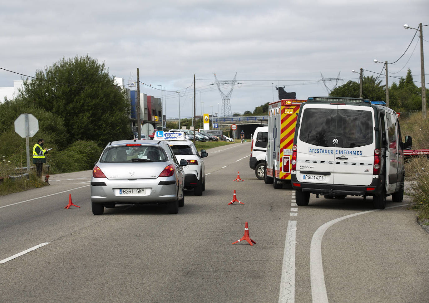 Un motorista ha resultado herido grave tras colisionar este jueves contra una furgoneta en la N-634, a la altura de La Carrera (Siero). El hombre fue trasladado al Hospital Universitario Central de Asturias con varias lesiones, que se produjeron de manera «simultanea» tras el choque, según fuentes sanitarias. Por otra parte, el conductor del otro vehículo implicado resultó ileso.