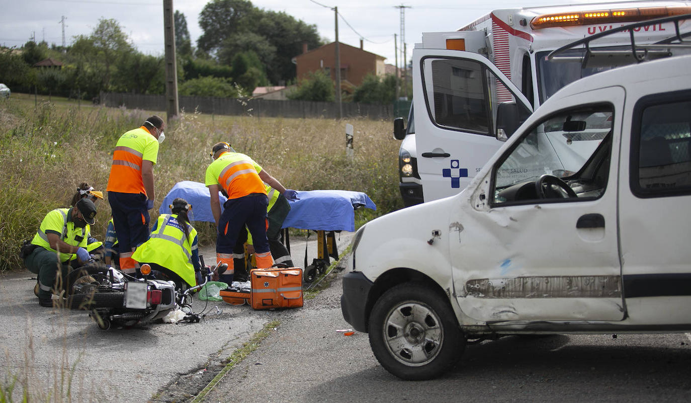 Un motorista ha resultado herido grave tras colisionar este jueves contra una furgoneta en la N-634, a la altura de La Carrera (Siero). El hombre fue trasladado al Hospital Universitario Central de Asturias con varias lesiones, que se produjeron de manera «simultanea» tras el choque, según fuentes sanitarias. Por otra parte, el conductor del otro vehículo implicado resultó ileso.