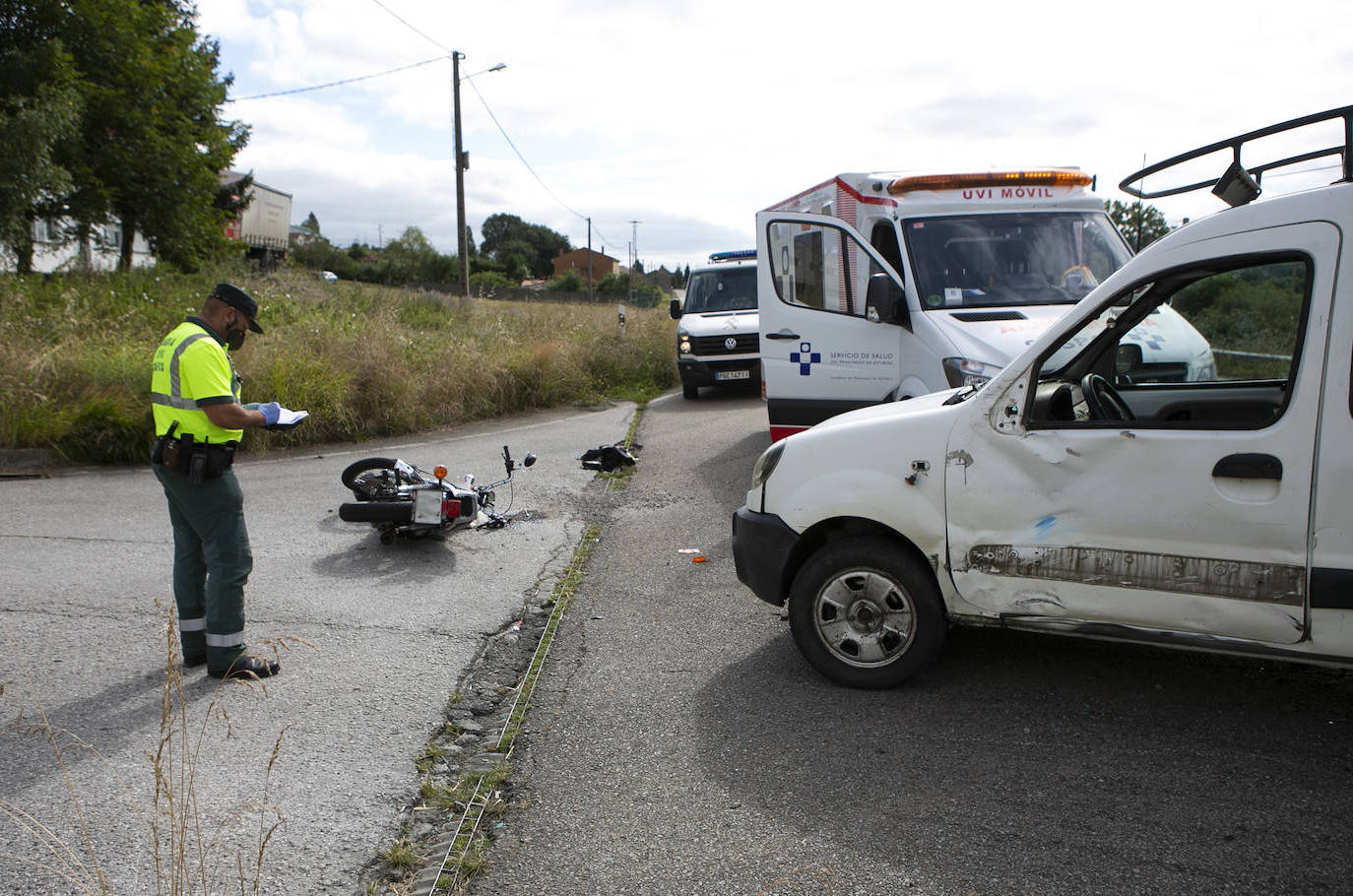 Un motorista ha resultado herido grave tras colisionar este jueves contra una furgoneta en la N-634, a la altura de La Carrera (Siero). El hombre fue trasladado al Hospital Universitario Central de Asturias con varias lesiones, que se produjeron de manera «simultanea» tras el choque, según fuentes sanitarias. Por otra parte, el conductor del otro vehículo implicado resultó ileso.