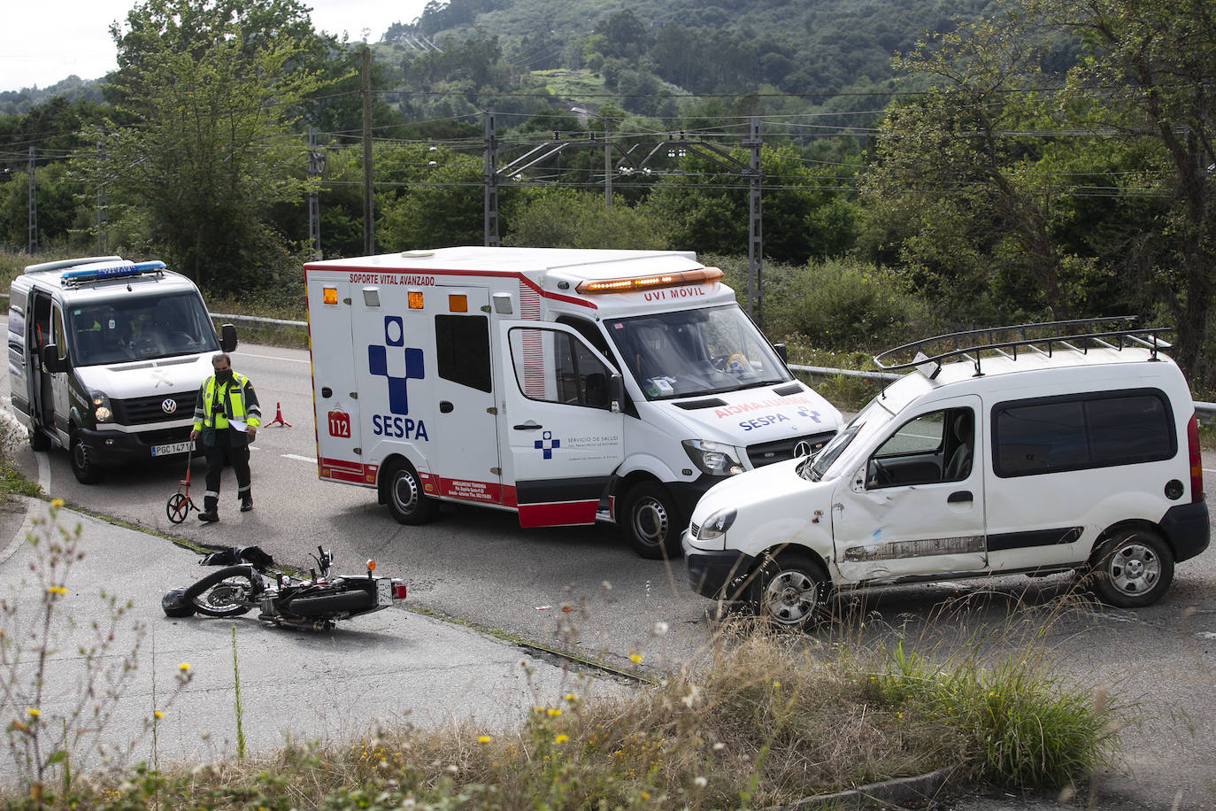 Un motorista ha resultado herido grave tras colisionar este jueves contra una furgoneta en la N-634, a la altura de La Carrera (Siero). El hombre fue trasladado al Hospital Universitario Central de Asturias con varias lesiones, que se produjeron de manera «simultanea» tras el choque, según fuentes sanitarias. Por otra parte, el conductor del otro vehículo implicado resultó ileso.