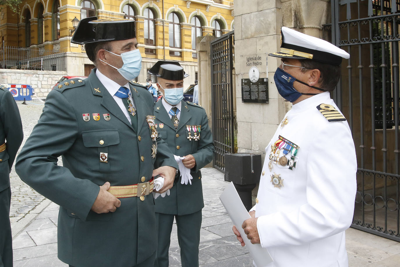 Aunque la pandemia obligó a suspender la mayor parte de actos, los marinos pudieron acudir este jueves a la celebración religiosa, en la iglesia de San Pedro, en honor a la Virgen del Carmen 